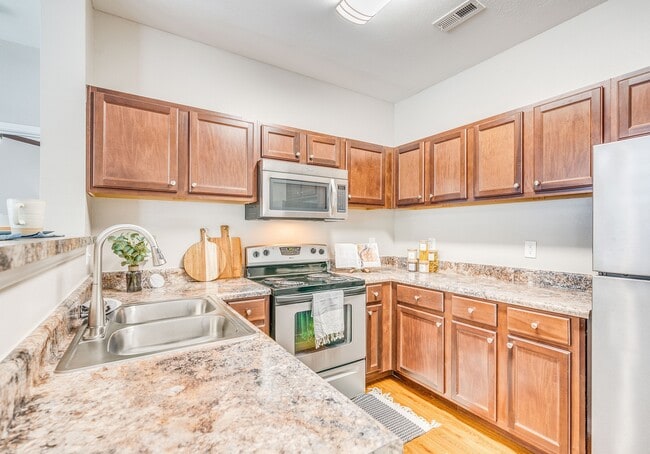 Building Photo - Vintage Retreat Apartments