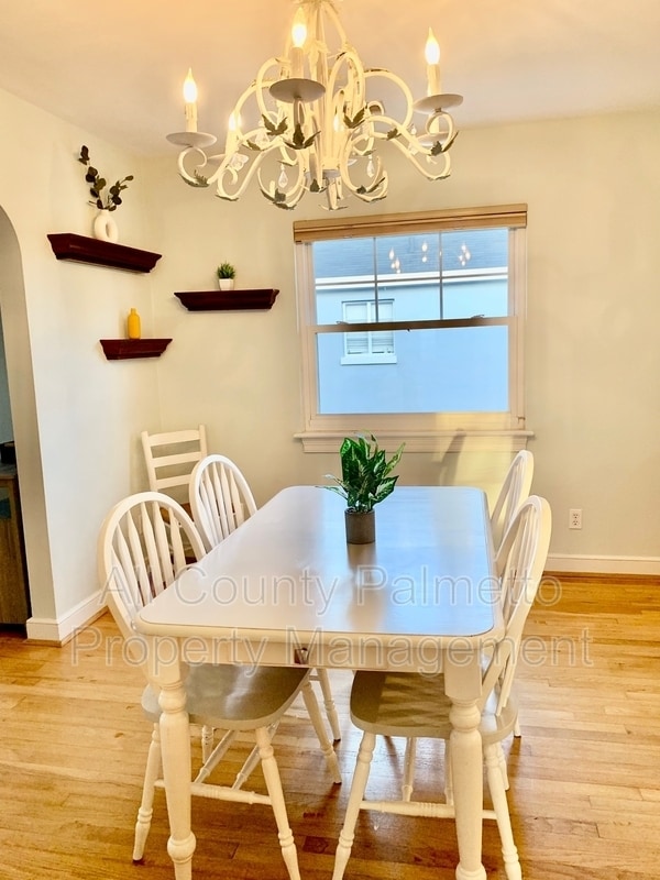 Building Photo - 213 Gordon St