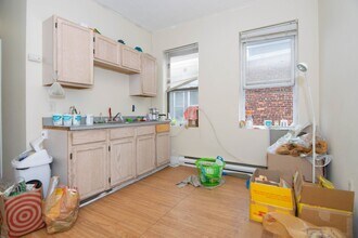 Building Photo - Mission Hill 3 Bed – High Ceilings – Hot Water Included – Parking Available – 9/1