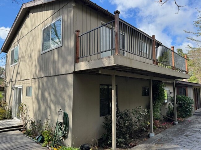 Building Photo - Wonderful 2 story home in Orinda