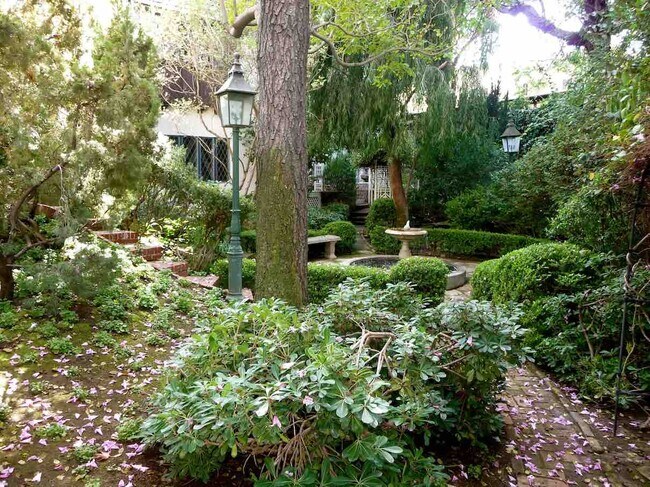 Building Photo - 2057 N Las Palmas Ave