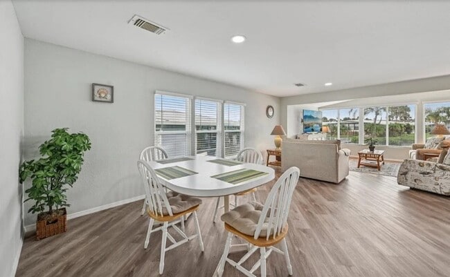 Building Photo - 106 Lazy River Rd