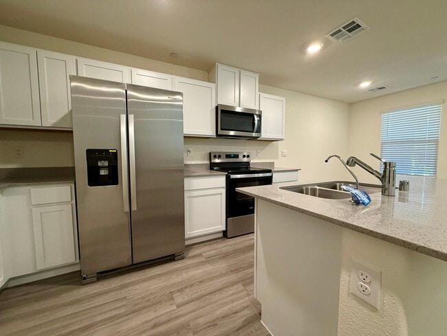 Building Photo - BRAND NEW 3 BED 2.5 BATH 2 CAR GARAGE TOWN...