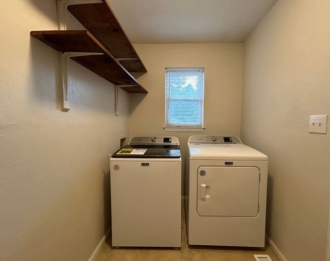 Building Photo - Welcome to this charming ranch-style home in the heart of Churchland "ASK ABOUT OUR ZERO DEPOSIT"