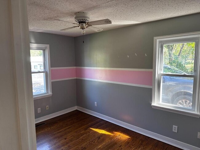 Building Photo - 1207 E Lakeview Dr
