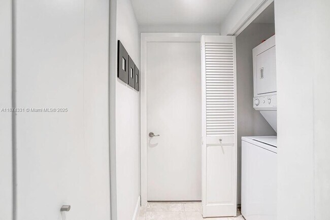 Building Photo - 1331 Brickell Bay Dr
