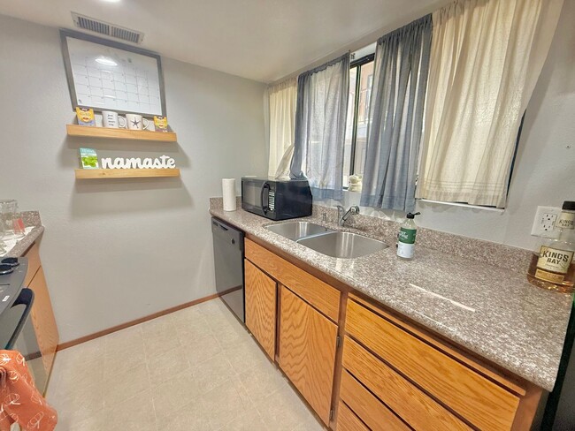 Building Photo - One Bedroom One Bath Condo Available in Wa...