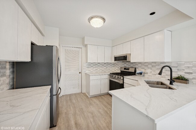 Building Photo - 707 Sturnbridge Ln