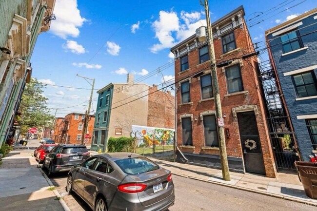 Building Photo - 1626 Pleasant St