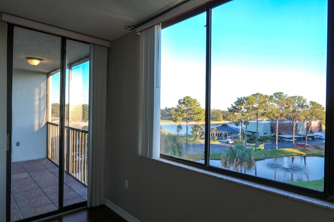 Building Photo - Prime Waterfront 2-Bed, 2-Bath Condo in Ta...