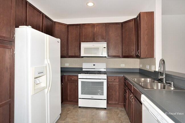 Building Photo - 2215 Aurora Dr