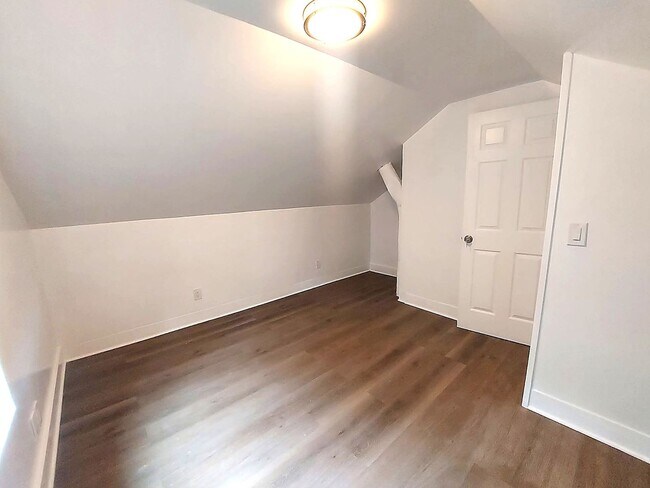 Building Photo - Spacious 4BD/3BA with Fenced Yard & Front Porch in North Seattle!