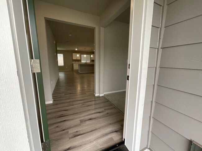 Building Photo - Beautiful 4 Bedroom, 2.5 Bath Home Availab...