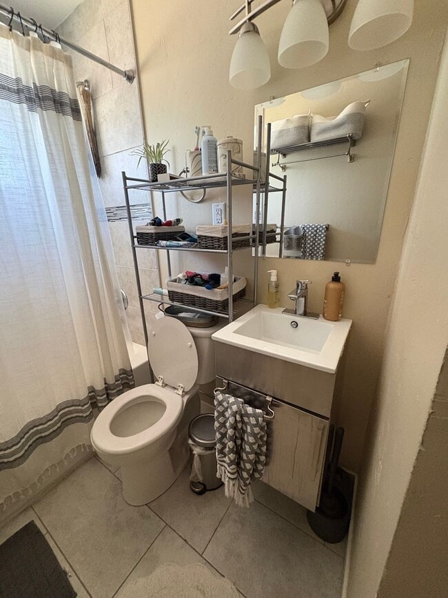 Building Photo - Updated 2BD Duplex | Edgewater Location