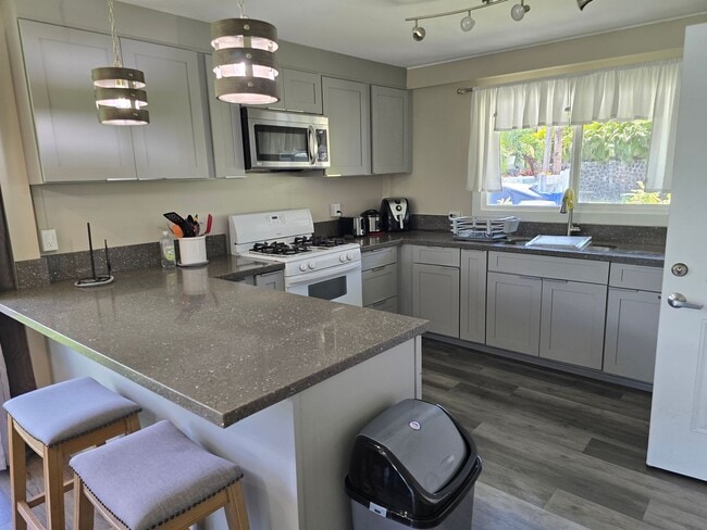 Building Photo - Central, 4 Parking Available, Furnished or...