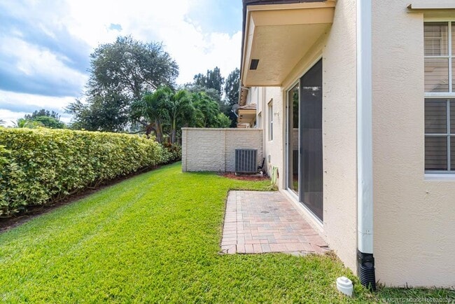 Building Photo - 356 SE Bloxham Way