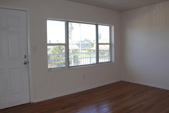 Building Photo - 651 Palm Dr