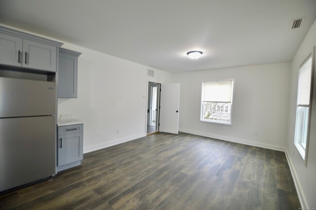 Building Photo - 21 Nichols St