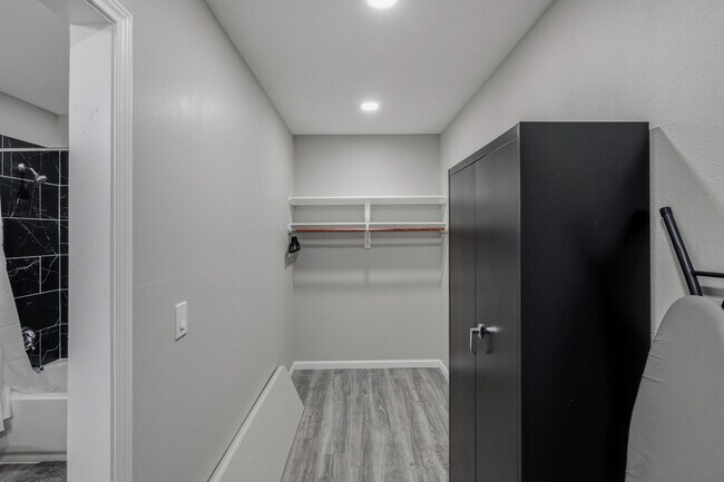 Building Photo - 2306 E Houston St