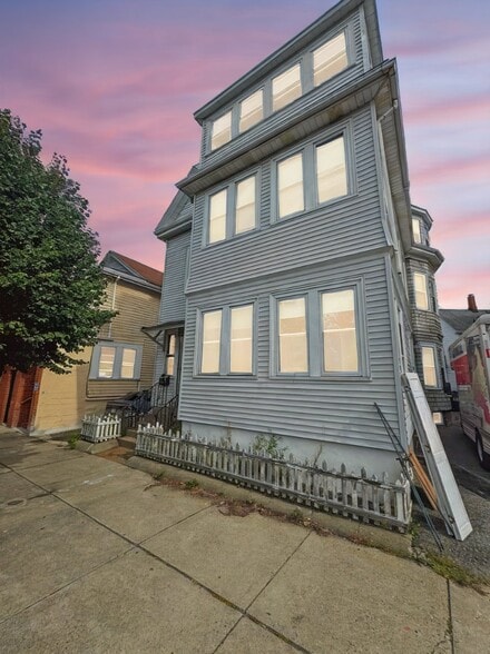 Building Photo - 547 Broadway
