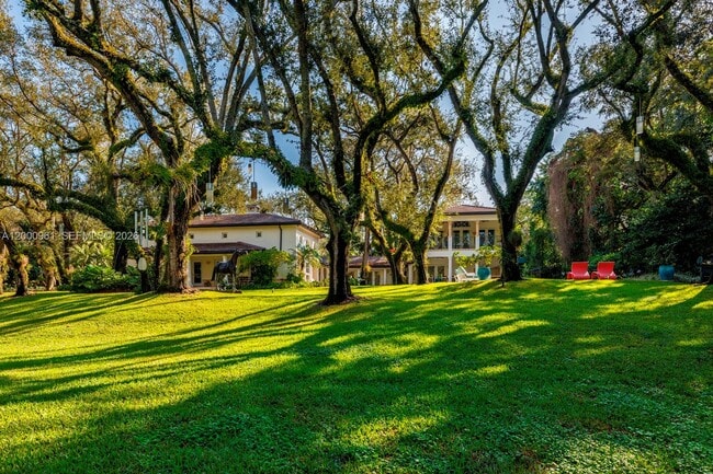 Building Photo - 10100 Lakeside Dr