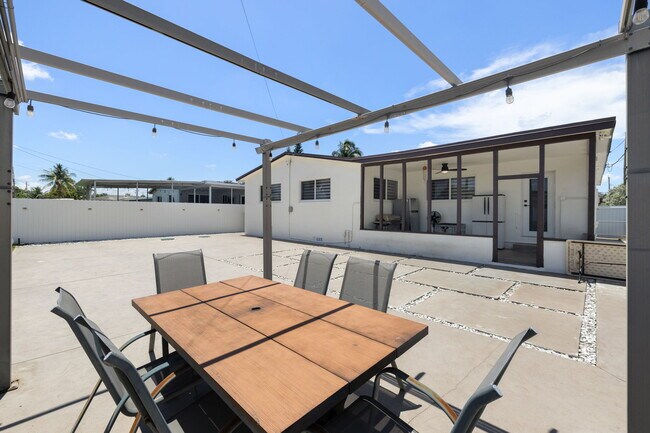 Building Photo - 7021 SW 10th Ct