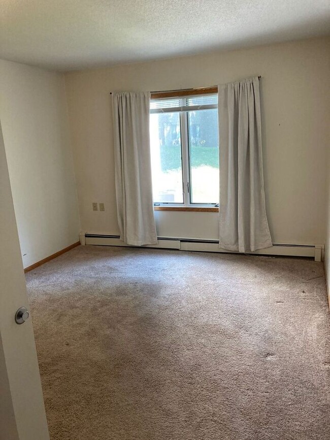 Building Photo - $1,300 | 2 Bedroom, 2 Bathroom Condo | Des...
