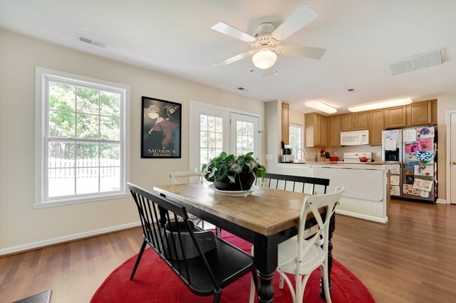 Building Photo - 3 bedroom home with large, fenced backyard convenient to RTP!