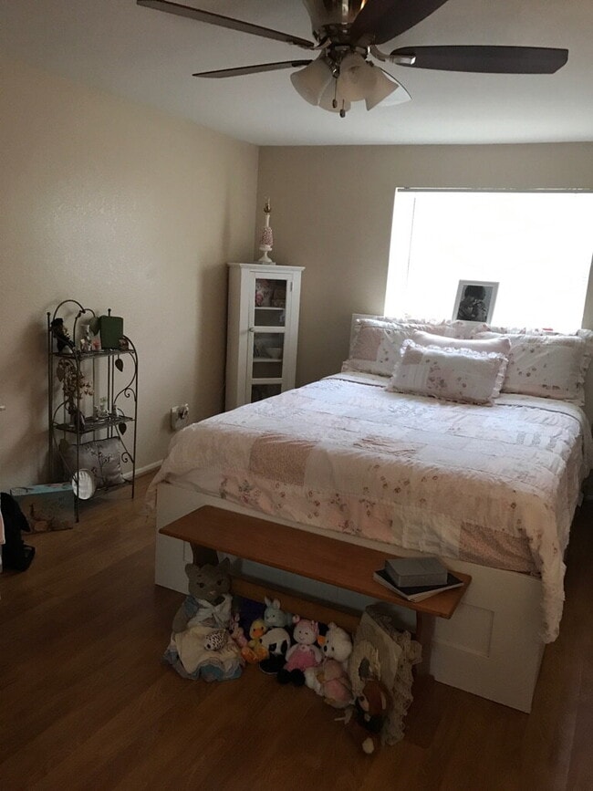 Building Photo - 5-Bedroom Pool Home with 2 Full Baths - Spacious 2373 Sq Ft Home in Englewood's Prime Location!"