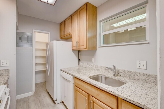 Building Photo - 2591 NE 55th Ct