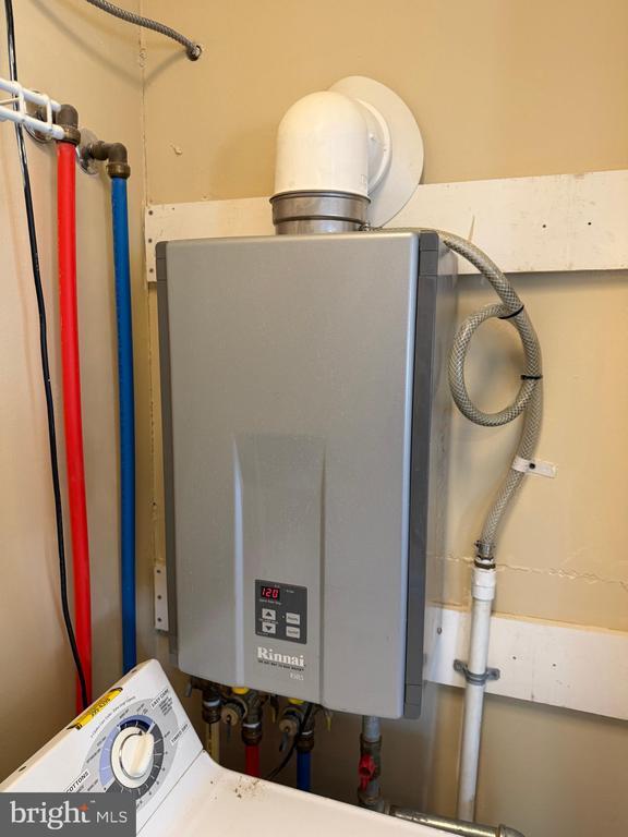 Building Photo - 15 W Floral Ave