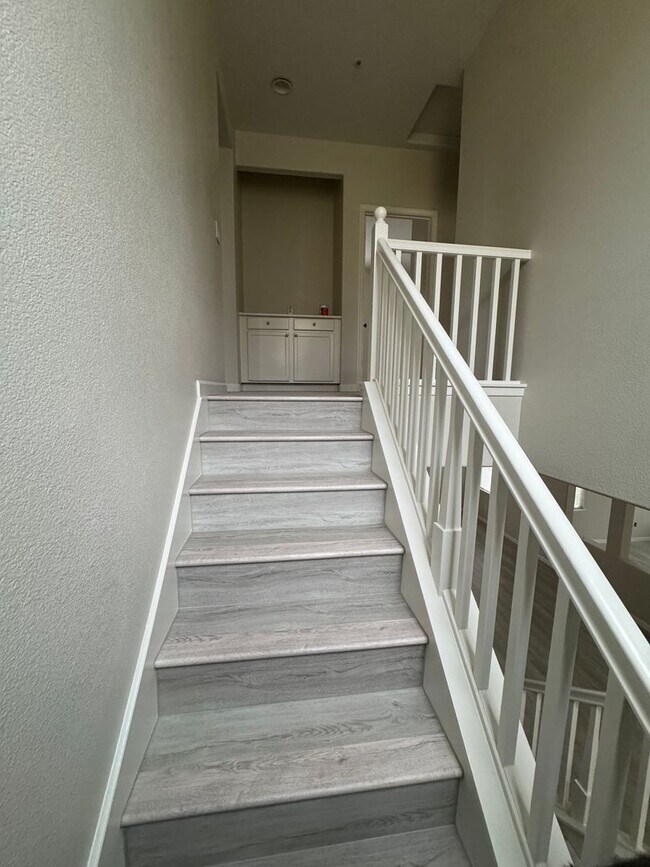 Building Photo - Great 5 bedroom 2.5 bath home in desirable Brentwood neighborhood! Crown molding in living room w...