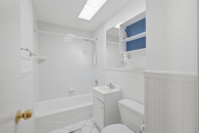 Building Photo - 5611 S Quincy St