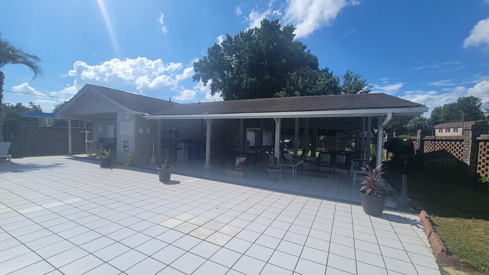 Building Photo - 867 Colony Dr