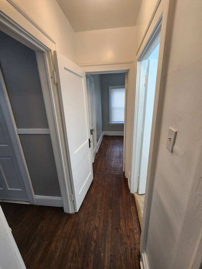 Building Photo - 8006 Laumar Ave