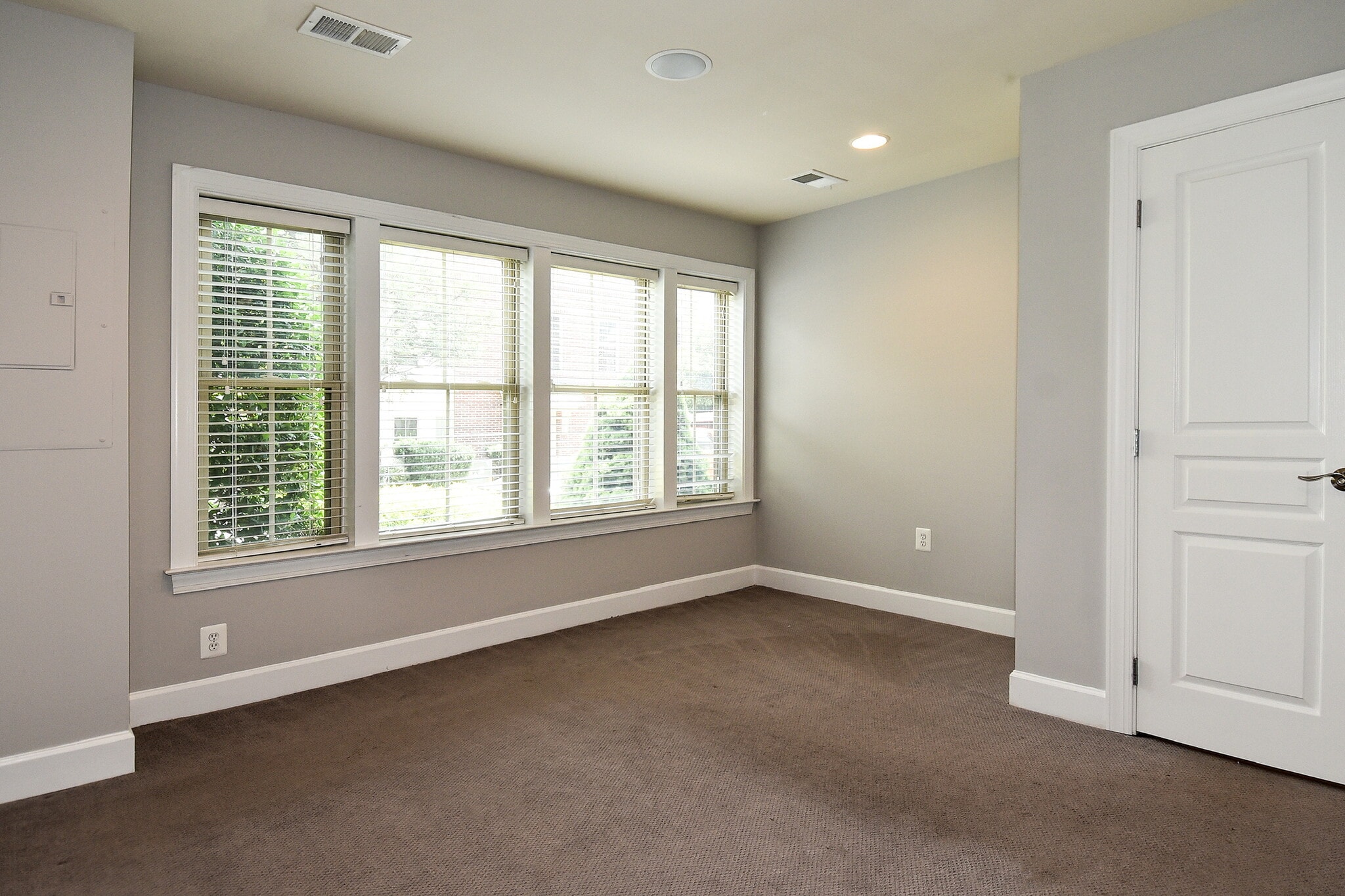 Building Photo - 2602 S Kenmore Ct