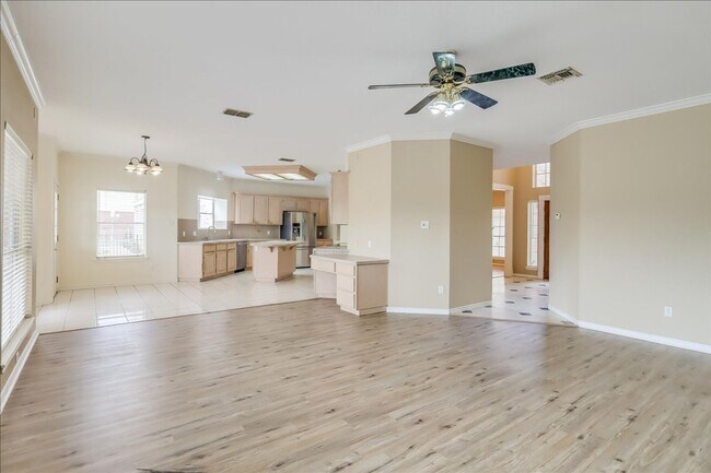 Building Photo - 7426 Lake Travis Dr