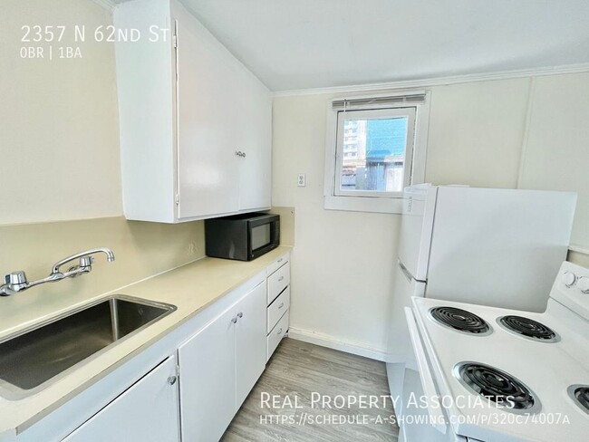 Building Photo - Private Cottage Studio Unit! **2 Block to ...