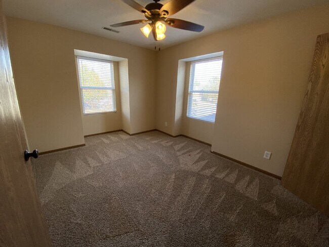 Building Photo - Excellent 3 bedroom with 2.5 bath with a b...