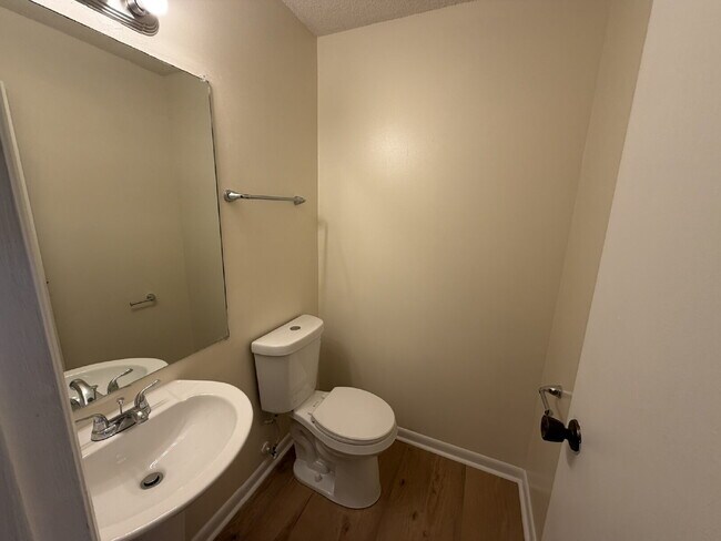 Building Photo - Townhouse for Rent