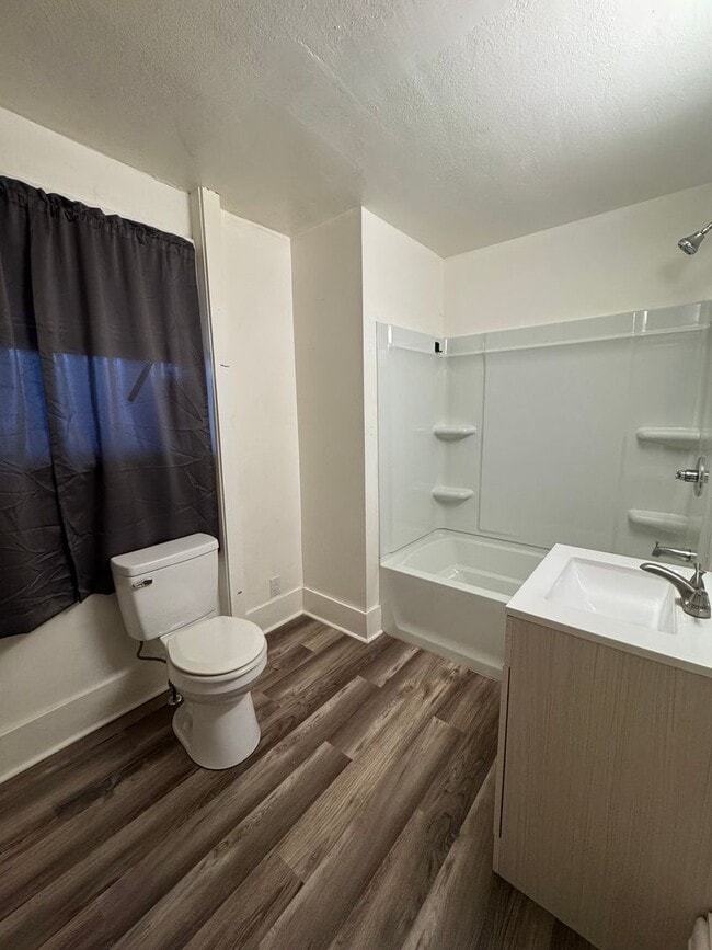Building Photo - House For Rent in Moline