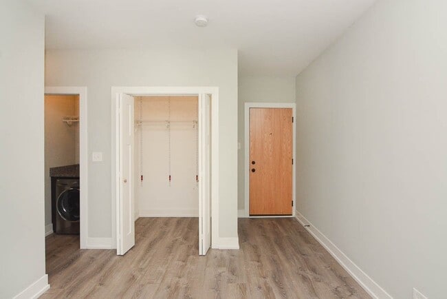 Building Photo - 714 W Brompton Ave