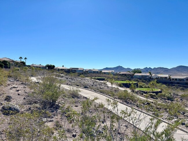 Building Photo - Single story 55+ community on golf course