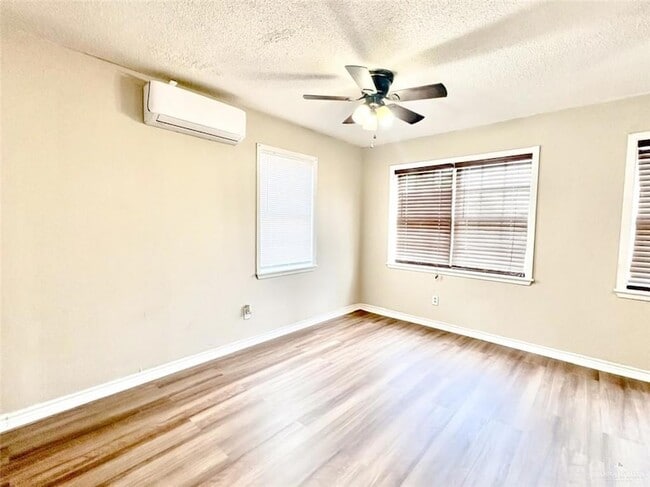 Building Photo - 704 E Schunior St