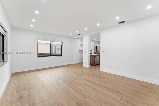 Building Photo - 121 SW 71st Ave