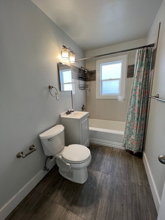 Building Photo - 3 bed 2 bath Harvey Park, Corner Lot