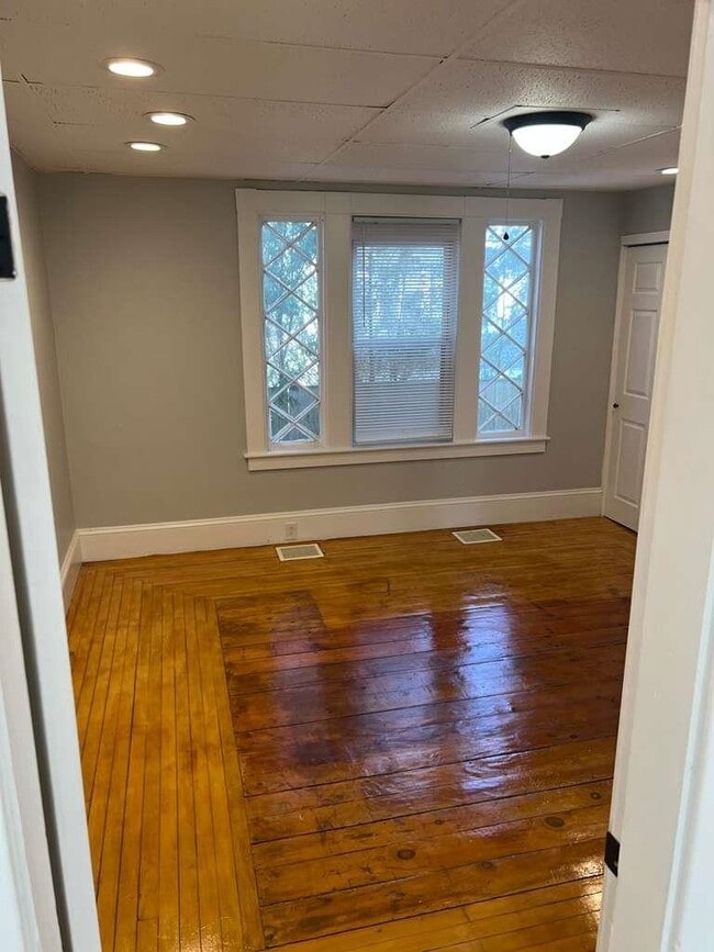 Building Photo - 118 Riddle St