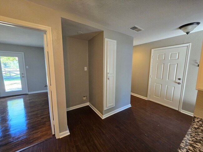 Building Photo - 3 Bedroom 2 Bath 2 Car Garage - Backs Up To A Nice Farm