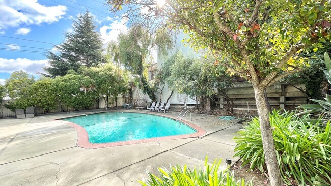 Building Photo - Alameda Apartments