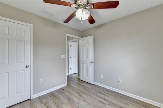 Building Photo - 4005 Edgecomb Dr